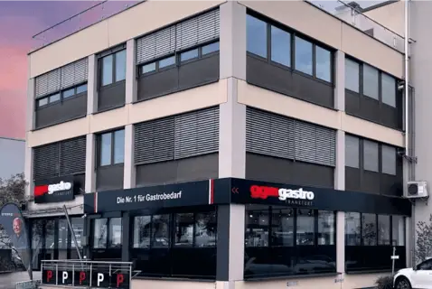 Außenansicht des GGM Gastro Showrooms in Frankfurt mit Eingangsbereich und GGM Gastro Logo.