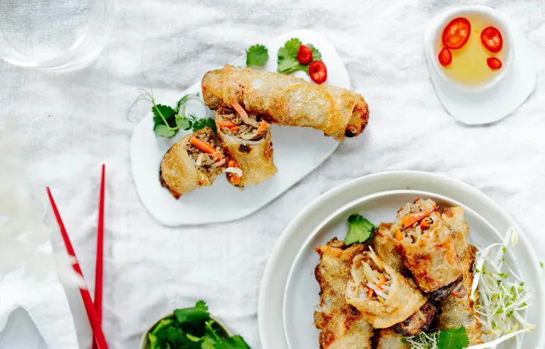 Knusprige vietnamesische Frühlingsrollen mit Gemüsefüllung und würzigem Dip