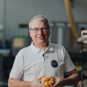 Bäckermeister Hermann Schöpf der INTERSPAR-Bäckerei lächelt mit seinem Bäckerliebling in die Kamera