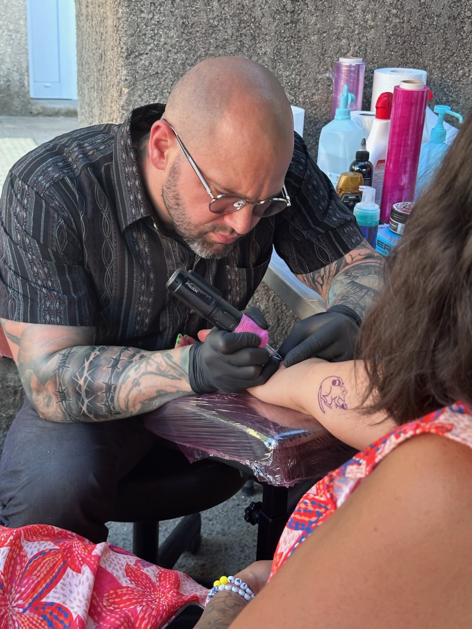 Steven Chaudesaigues entrain de tatouer
