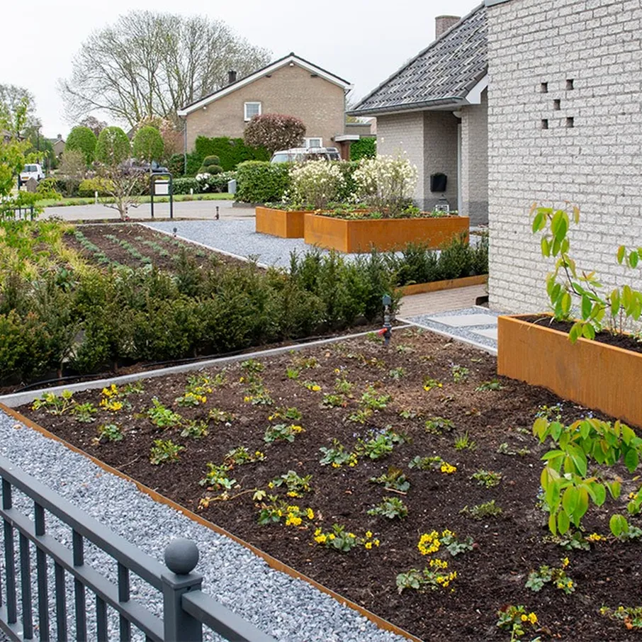 Strakke tuin met cortenstalen bloembakken in vlierden 05