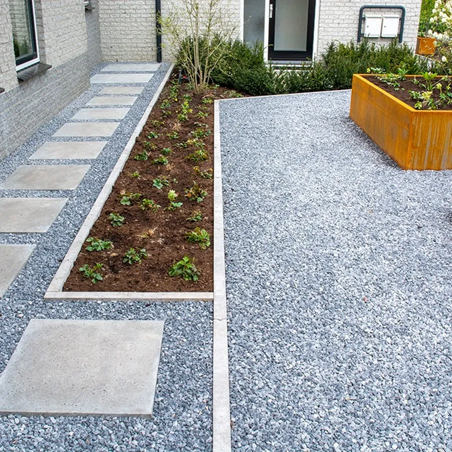 Strakke tuin met cortenstalen bloembakken in vlierden 04