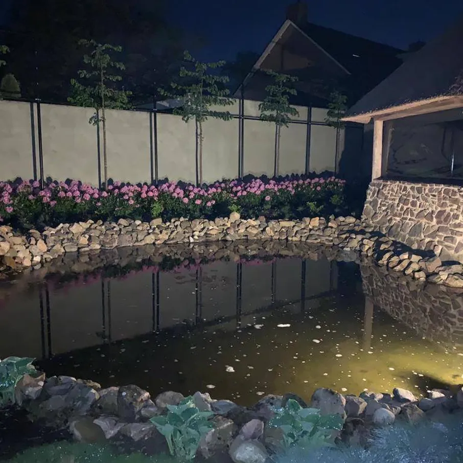 Sfeervolle vijvertuin met verlichting 04
