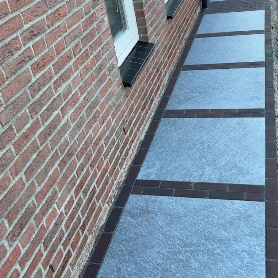 Stijlvolle voortuin met keramische bestrating in vlierden 01