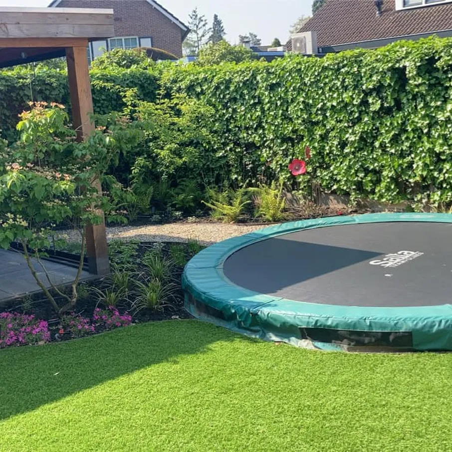 Bloemrijke achtertuin met verlichting in deurne 07