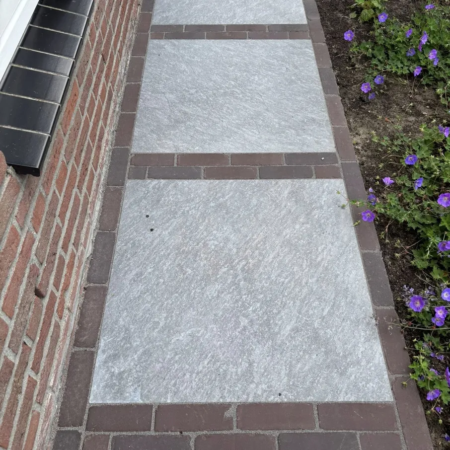 Aanleg twee voortuinen en opritten 01