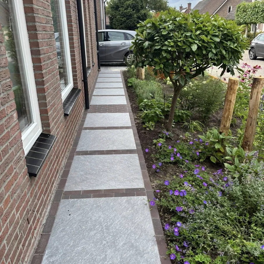 Aanleg twee voortuinen en opritten 02