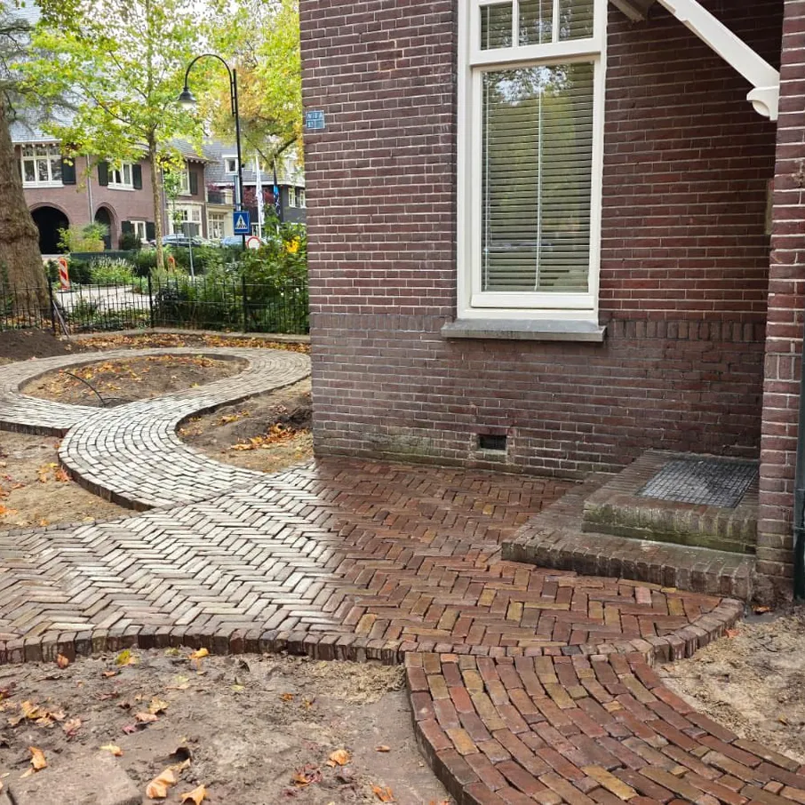 Klassieke tuin met hergebruikte klinkers in eindhoven 04