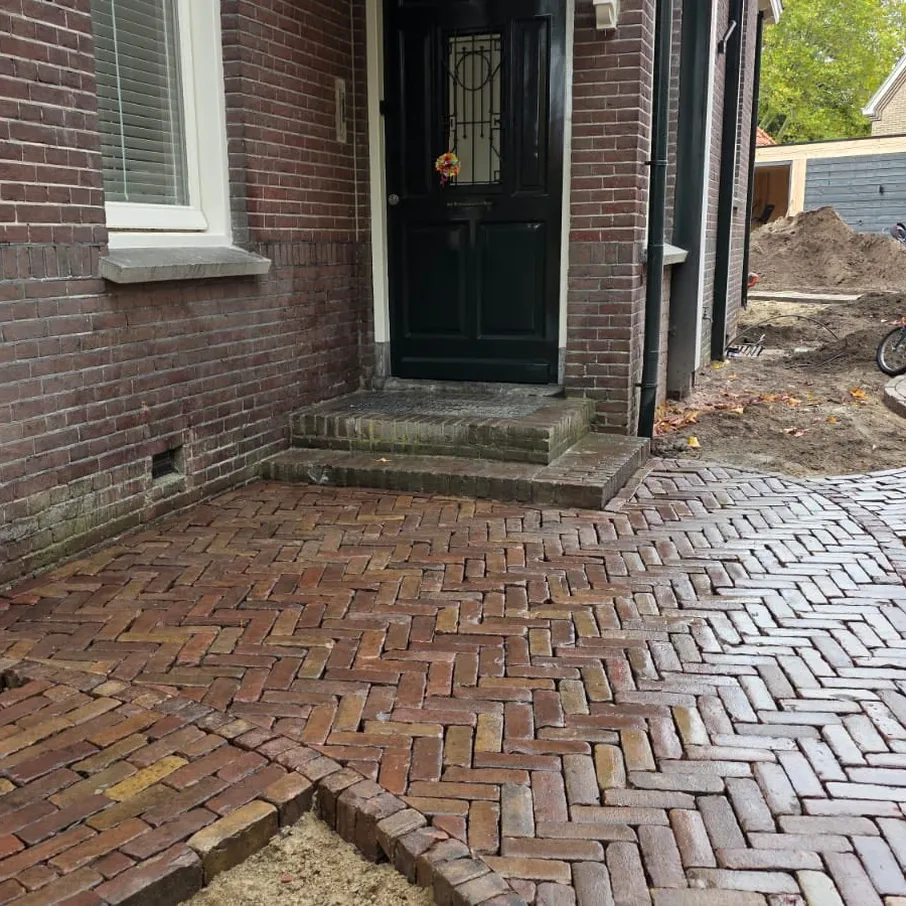 Klassieke tuin met hergebruikte klinkers in eindhoven 01
