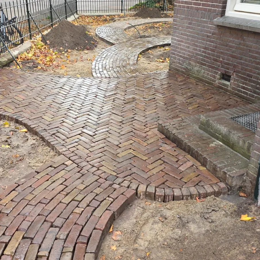 Klassieke tuin met hergebruikte klinkers in eindhoven 05