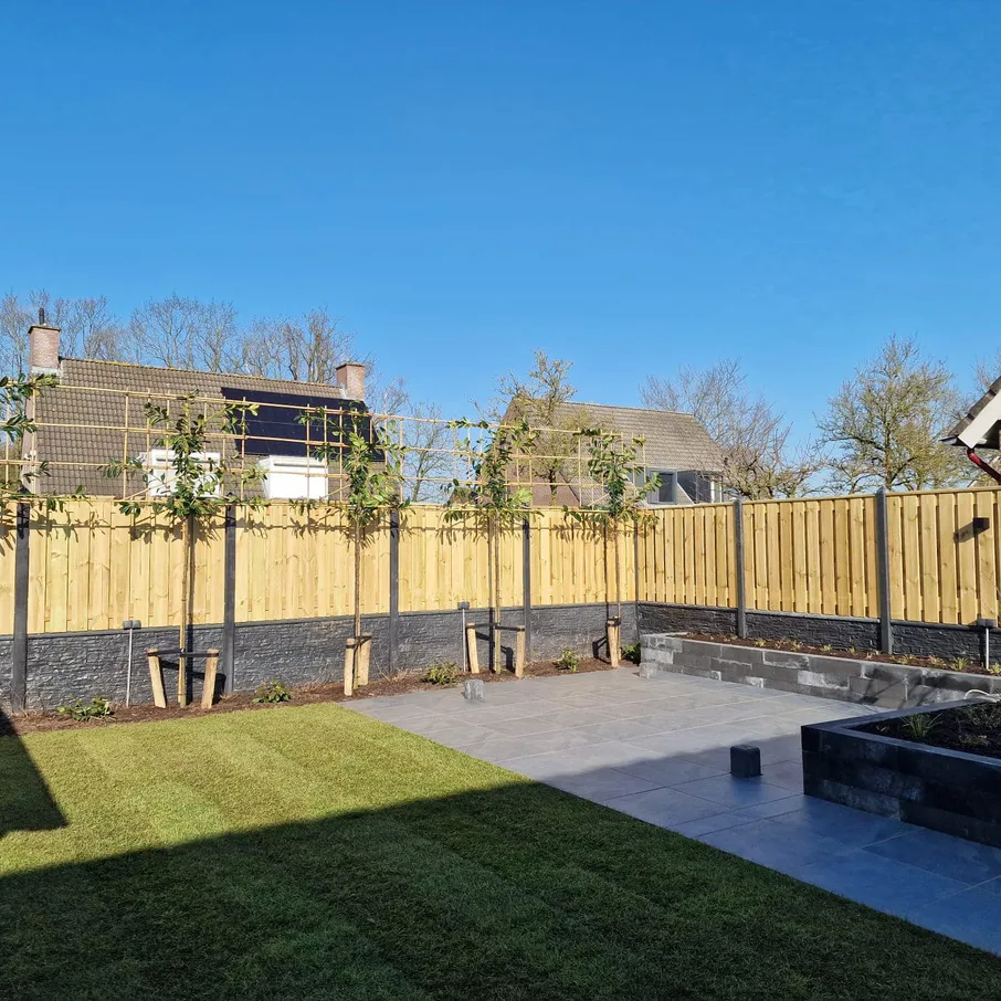 Royale tuin met keramische tegels in vlierden 02