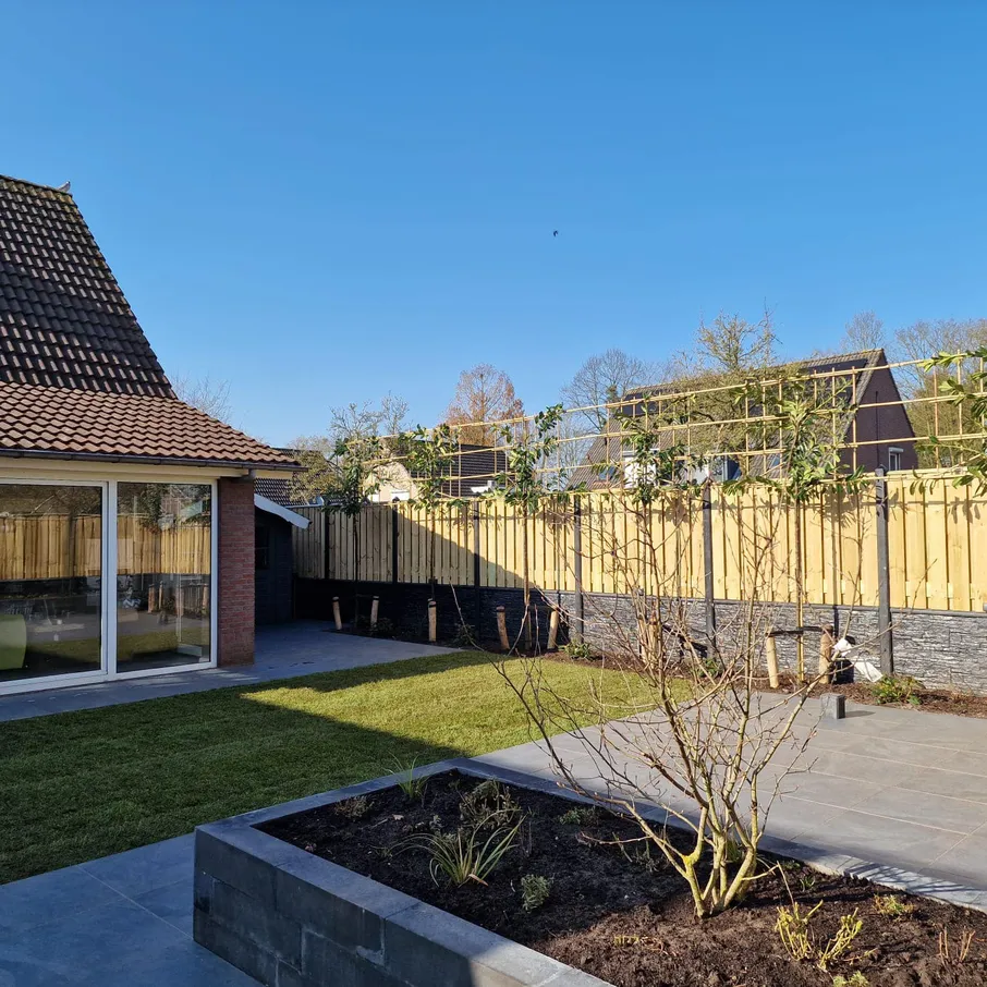 Royale tuin met keramische tegels in vlierden 03