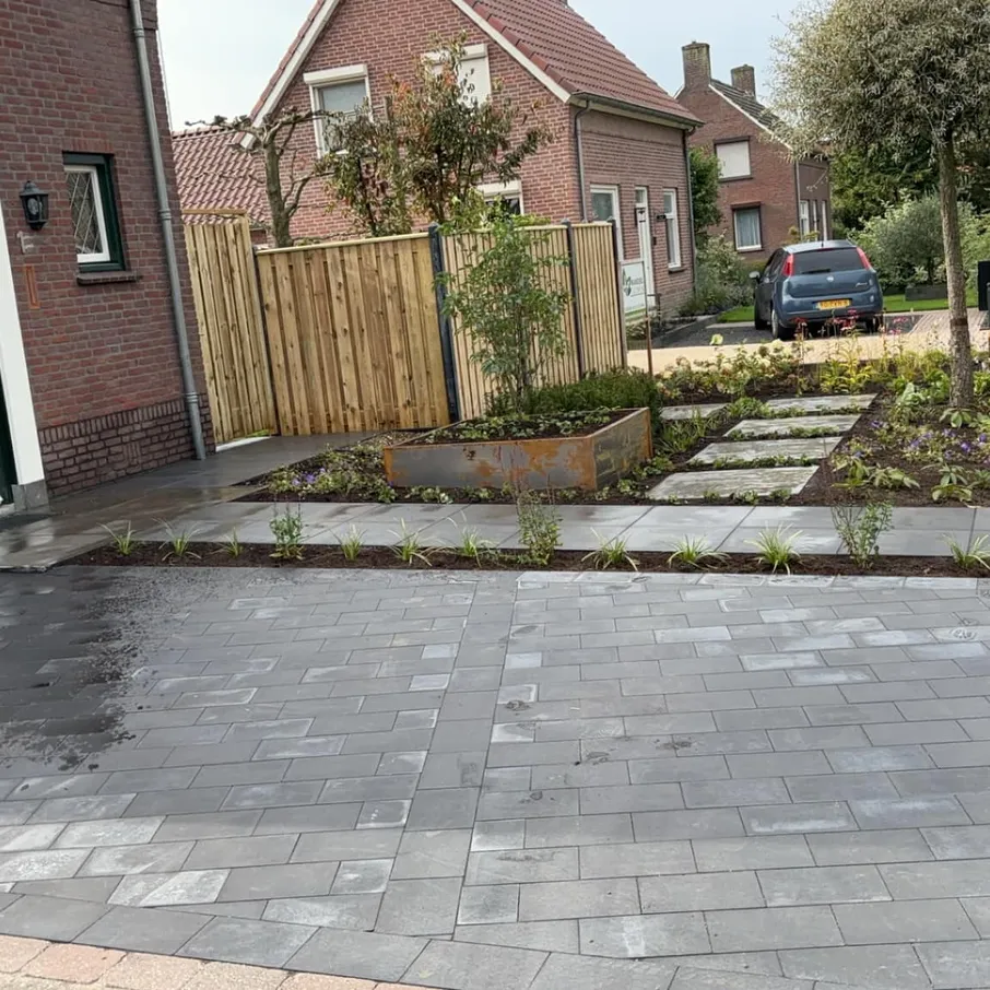 Karakteristieke tuin met cortenstaal en taxuswolken in liessel 09
