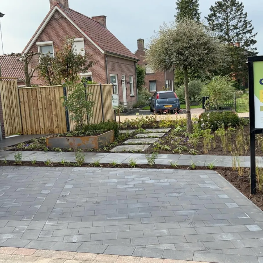 Karakteristieke tuin met cortenstaal en taxuswolken in liessel 03