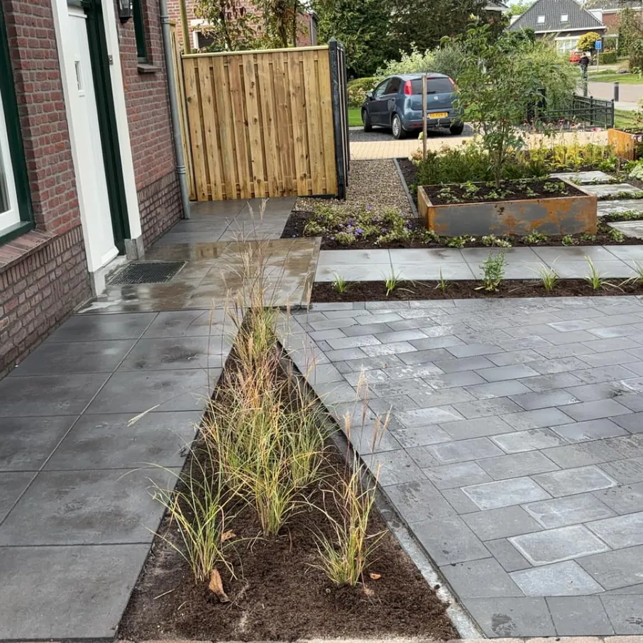 Karakteristieke tuin met cortenstaal en taxuswolken in liessel 06