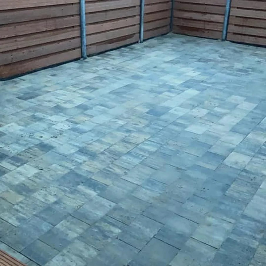 Achtertuin met hardhouten vlonder in vlierden 05