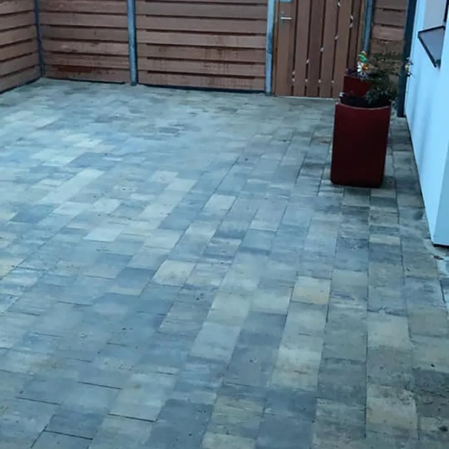Achtertuin met hardhouten vlonder in vlierden 04