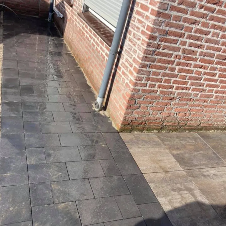 Knusse achtertuin met plantenborders in vlierden 01