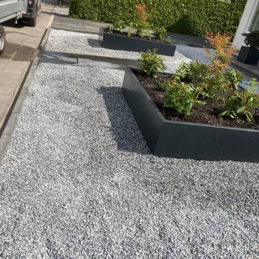 Mooie entree met antracieten bloembakken in vlierden 02