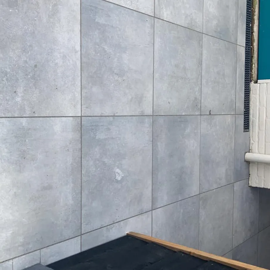 Sfeervolle achtertuin met overkapping en polyester bakken 02