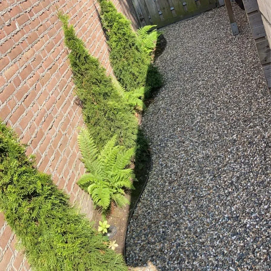 Bloemrijke achtertuin met verlichting in deurne 03