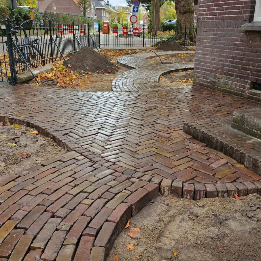 Klassieke tuin met hergebruikte klinkers in eindhoven 06