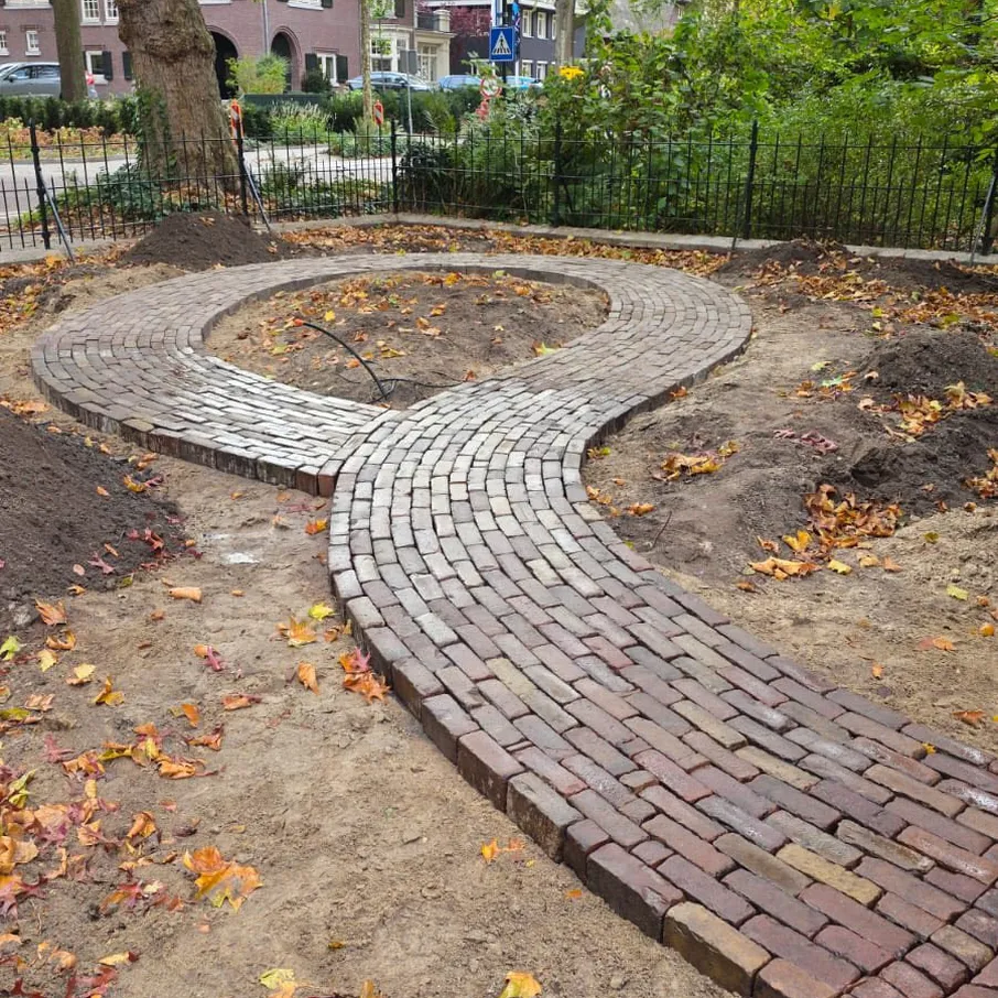 Klassieke tuin met hergebruikte klinkers in eindhoven 02