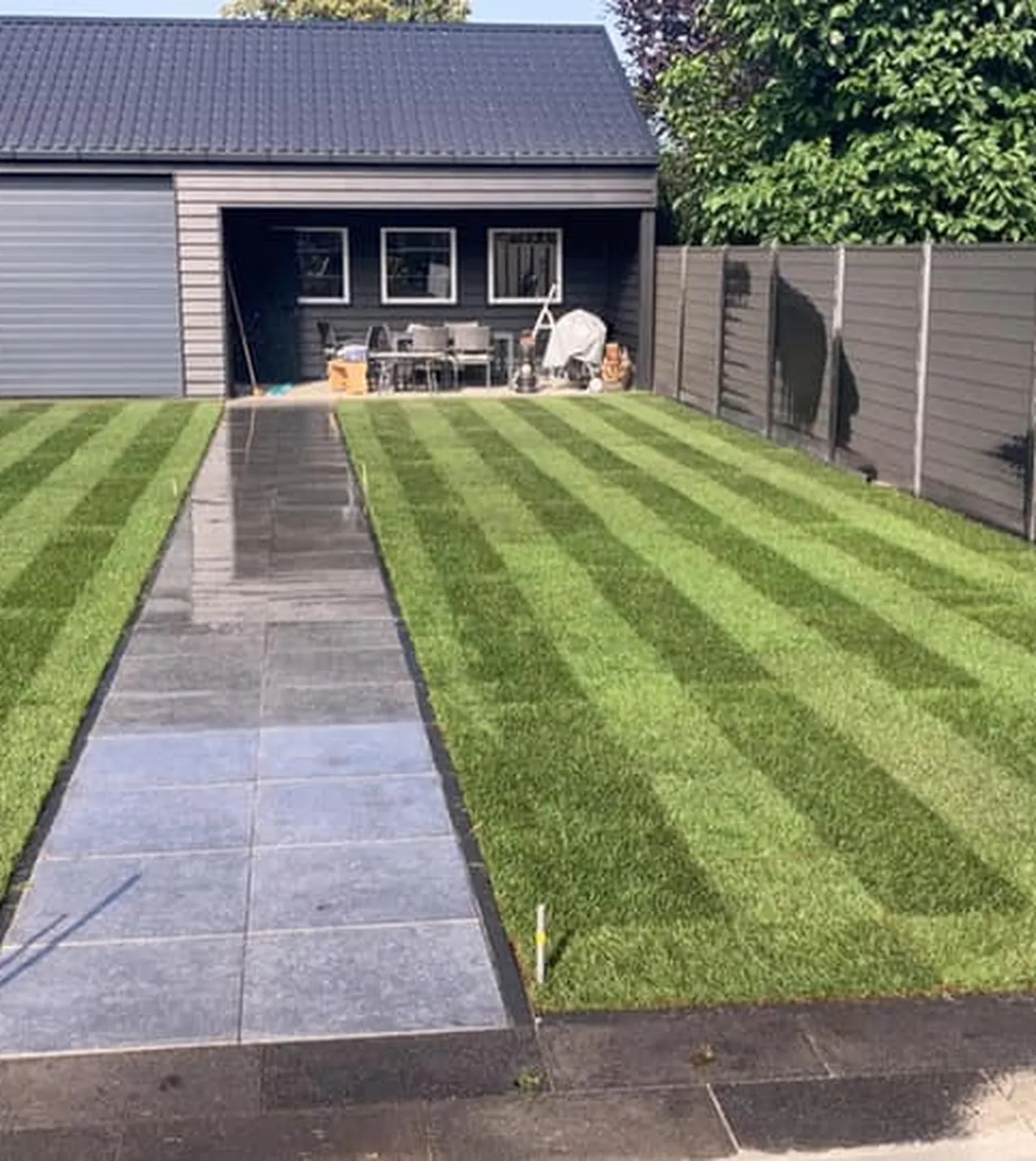 Achtertuin met beregeningssysteem in vlierden 01