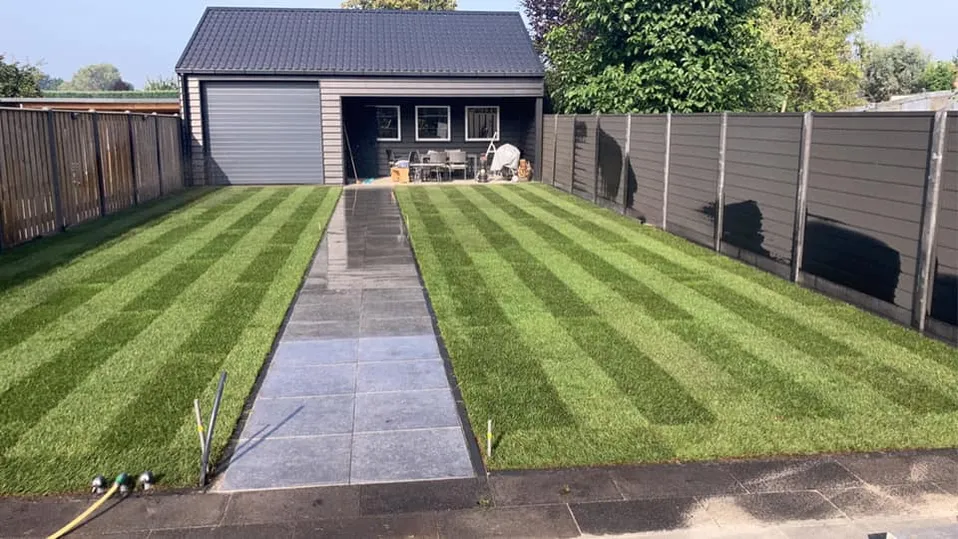 Achtertuin met beregeningssysteem in vlierden 01