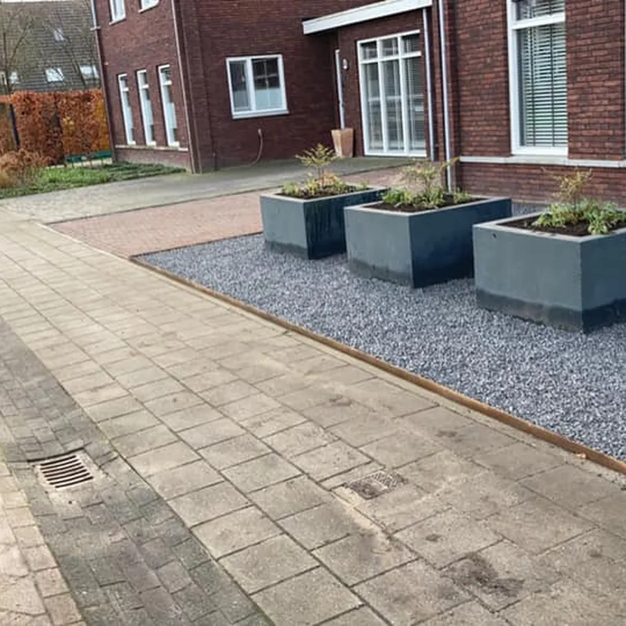 Kindvriendelijke tuin met cortenstaal in vlierden 04