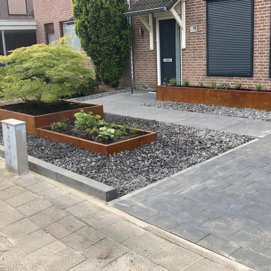 Exclusieve voortuin met japanse esdoorn en grote tegels in deurne 02
