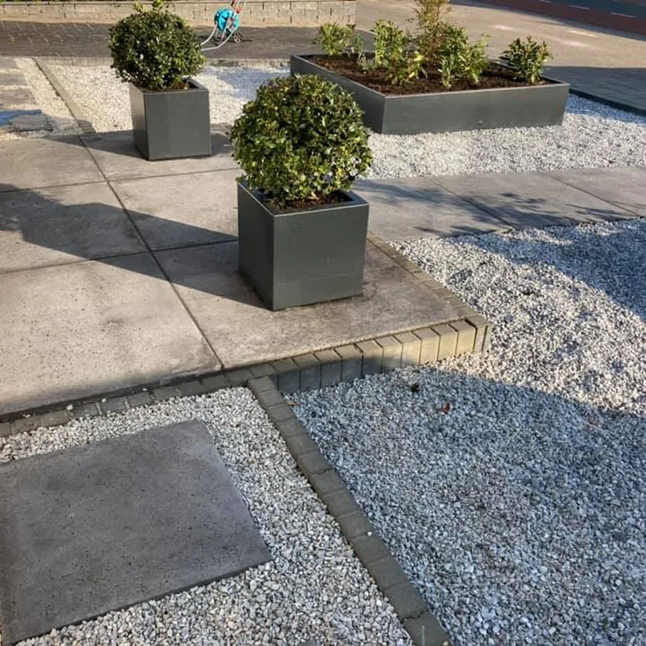 Mooie entree met antracieten bloembakken in vlierden 01