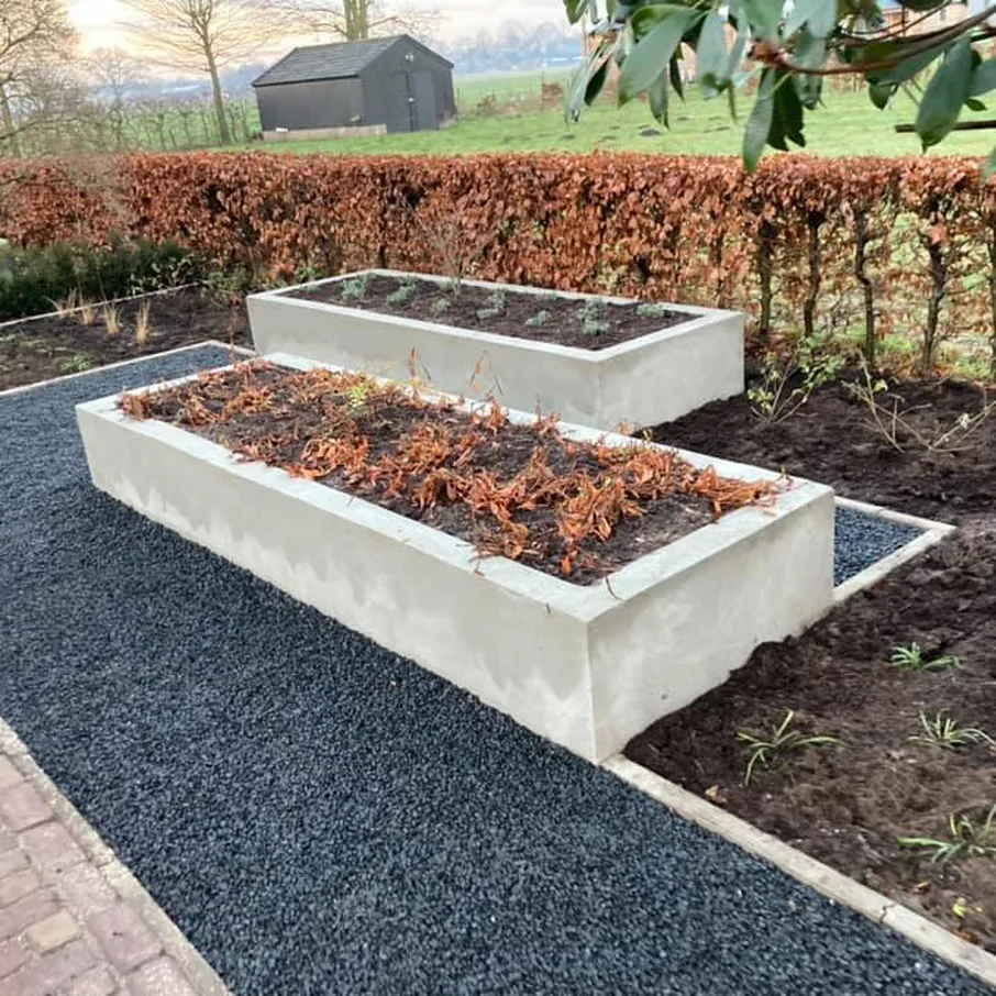 Strakke achtertuin met gestucte bloembakken in walsberg 04