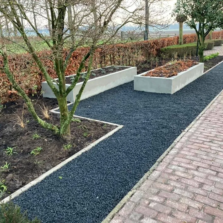 Strakke achtertuin met gestucte bloembakken in walsberg 02