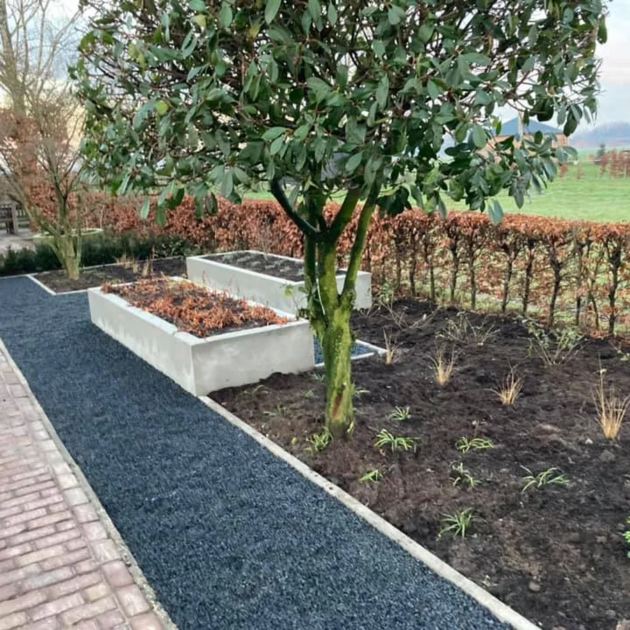 Strakke achtertuin met gestucte bloembakken in walsberg 01