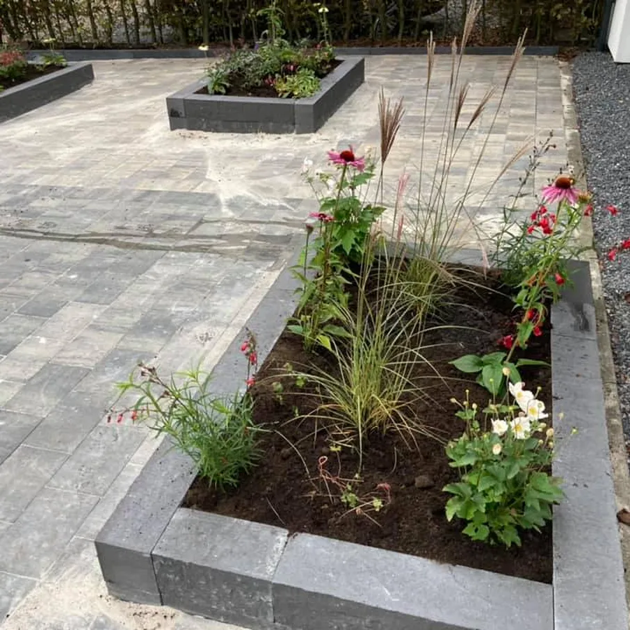 Sierbestrating en bloembakken in vlierden 01