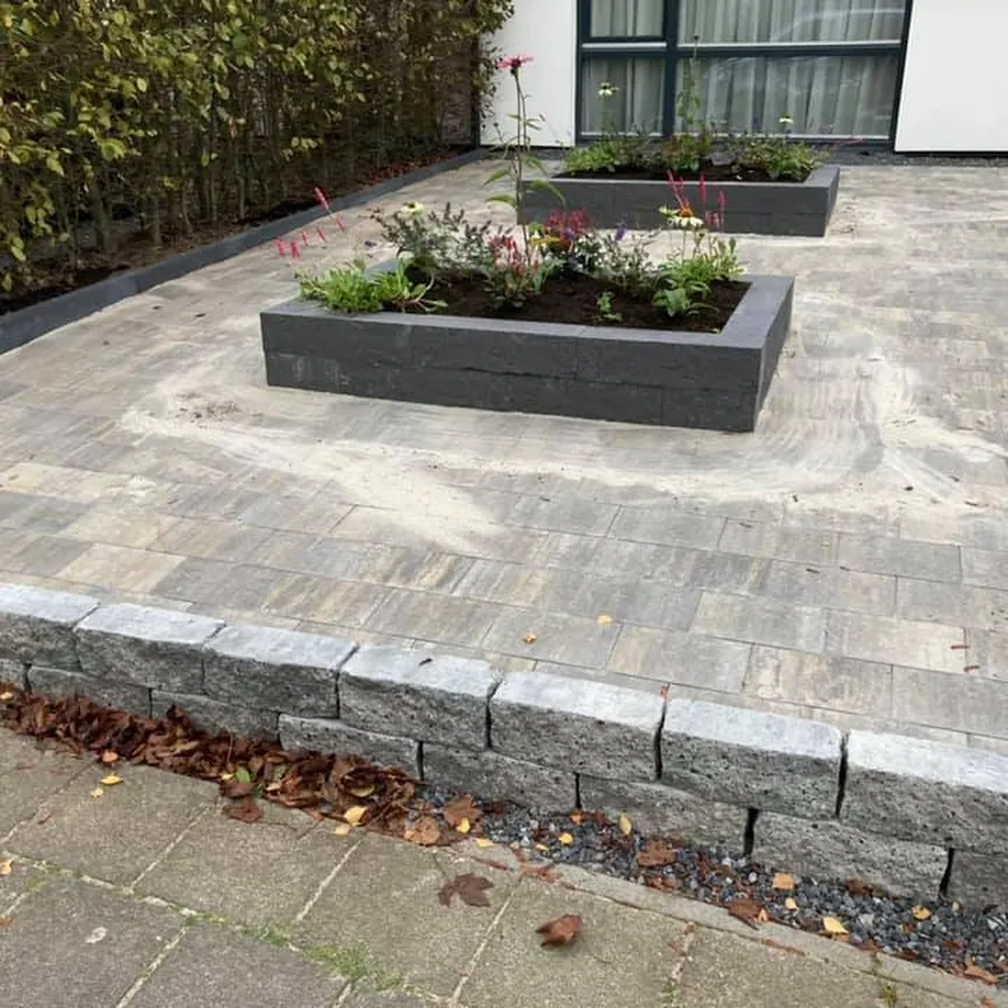 Sierbestrating en bloembakken in vlierden 03