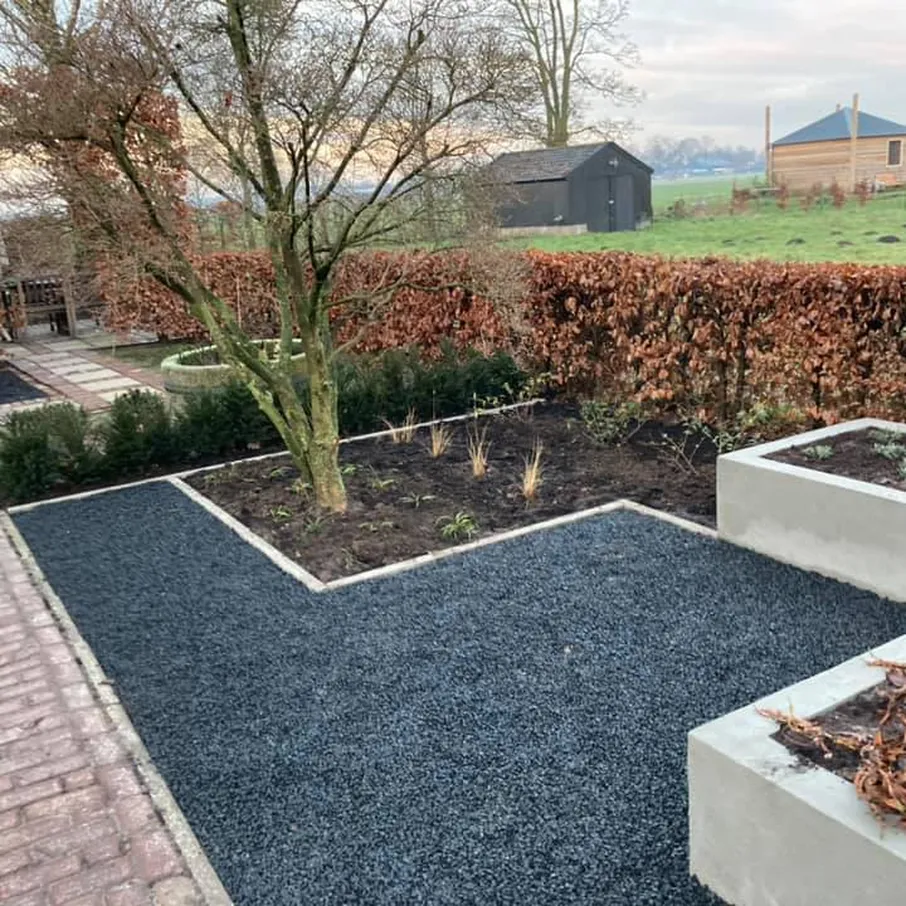 Strakke achtertuin met gestucte bloembakken in walsberg 03