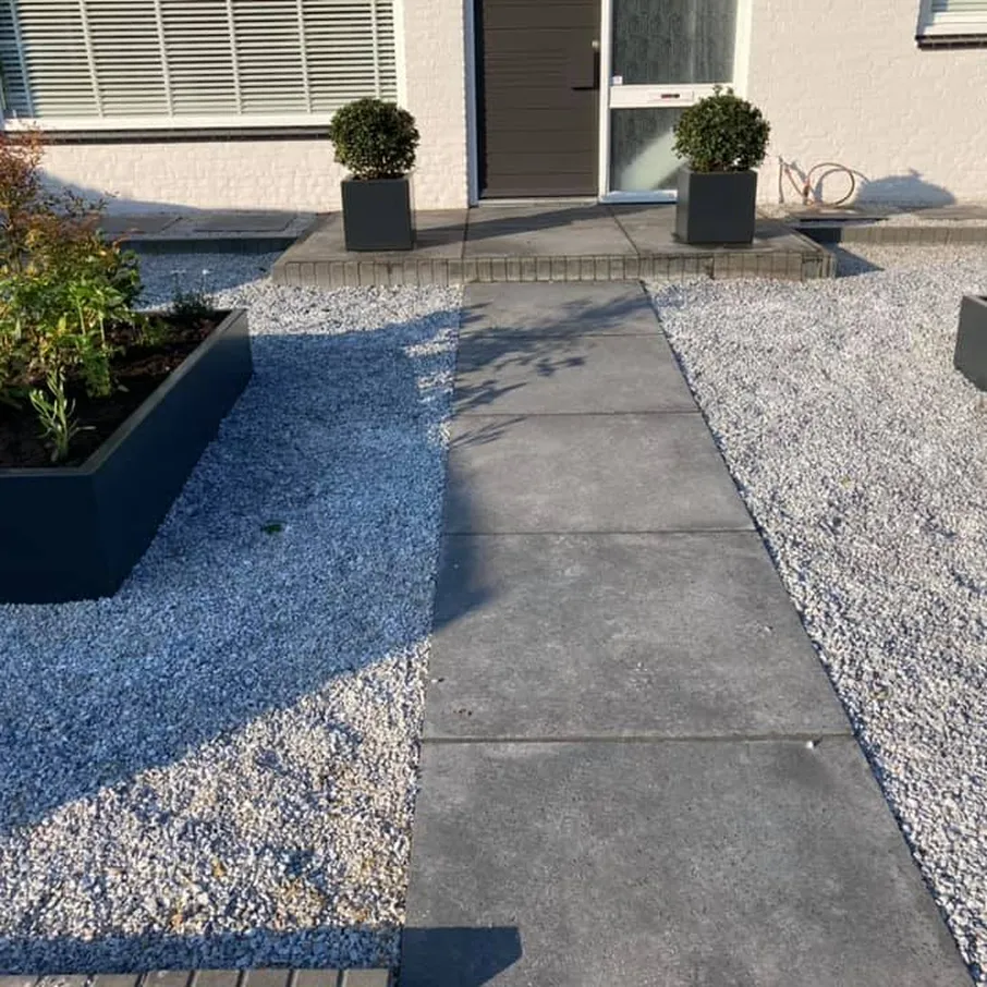 Mooie entree met antracieten bloembakken in vlierden 03