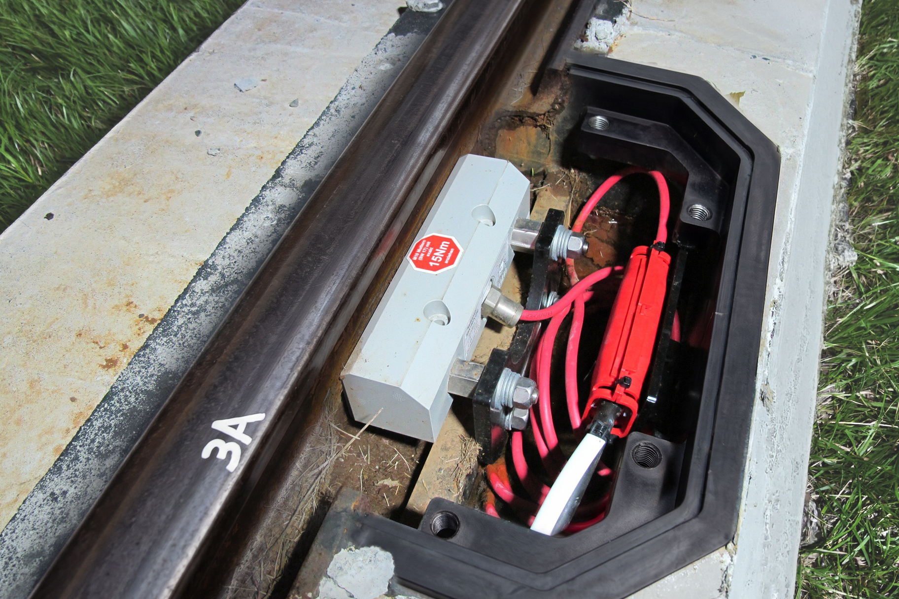 Wheel sensor is mounted on track using the SK420 rail clamp