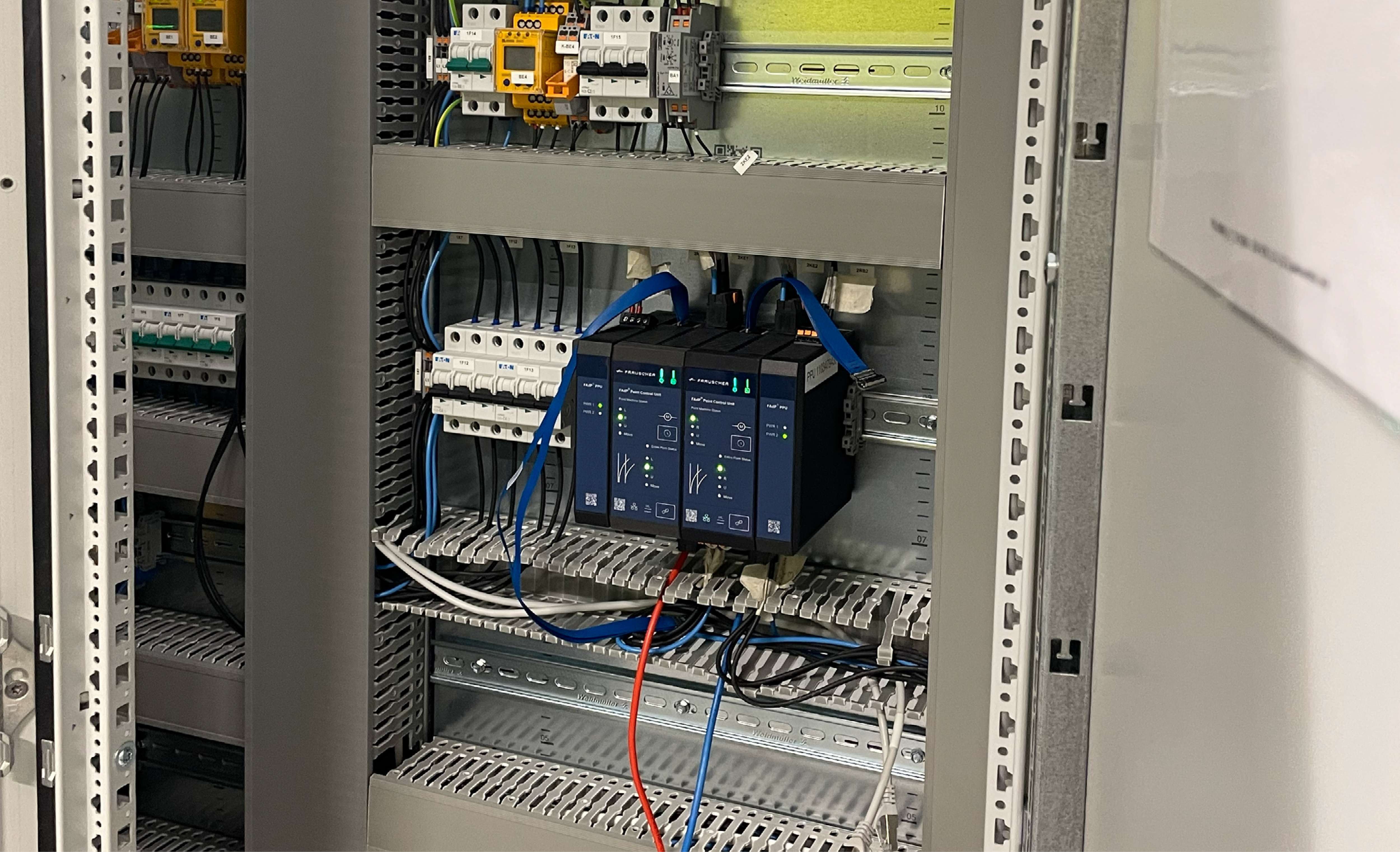 Open Cubicle with product FAdP Point mounted.