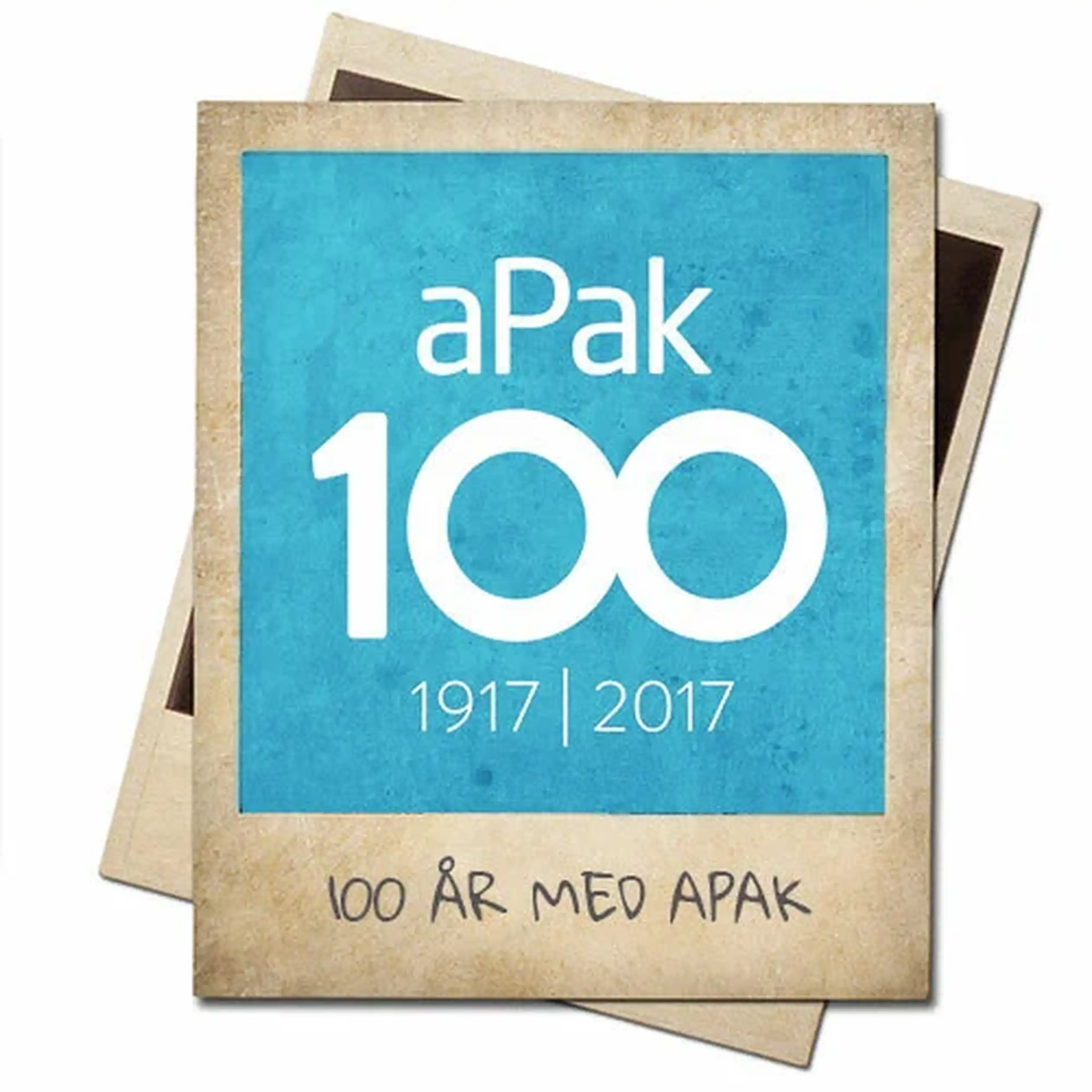 Vintage-style photo with "aPak 100, 1917-2017" on a blue background, and "100 år med aPak" written below.