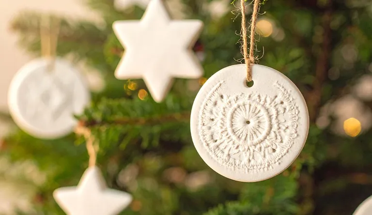 Salzteig Anhänger hängen auf Christbaum, Nahaufnahme