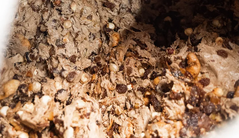 Eine Teig-Mischung mit getrockneten Früchten und Nüssen