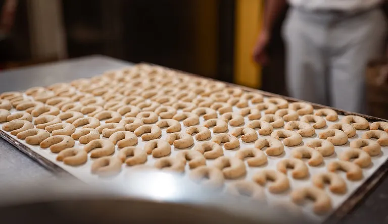 Ein Backblech voller frisch gebackener Vanillekipferl