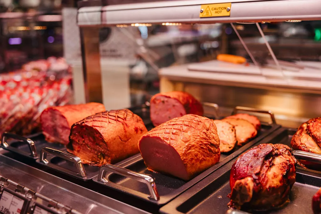 Leberkäse-Laibe in einer Warmhaltevitrine