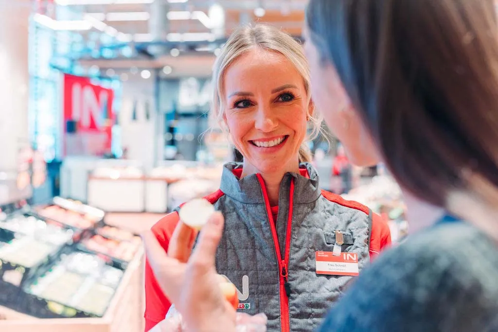 Mitarbeiterin im Frischebereich von INTERSPAR bei der persönlichen Beratung einer Kundin