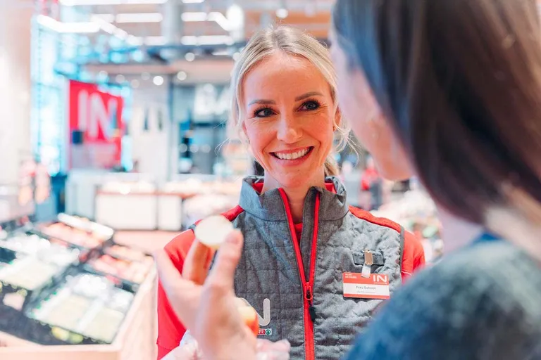 Mitarbeiterin im Frischebereich von INTERSPAR bei der persönlichen Beratung einer Kundin