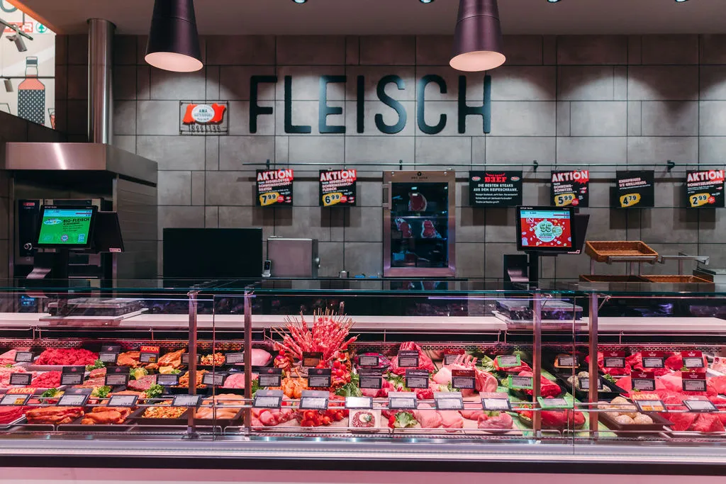 Die Fleischtheke in einem INTERSPAR-Markt