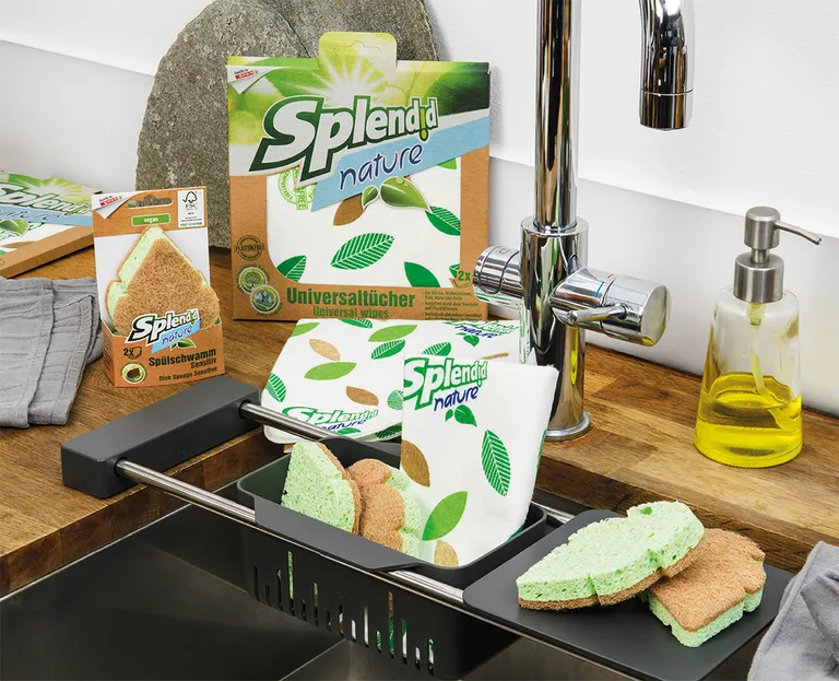 Eine Vielzahl an unterschiedlichen Reinigungsartikeln, wie Spültücher und -schwämme, der Eigenmarke "Splendid Nature" von SPAR.